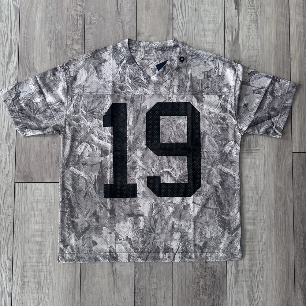 Men’s Hollister Gray Camo Jersey - Picture 2 of 3